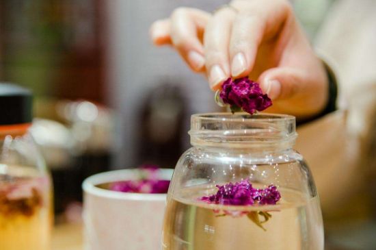 好玫瑰花茶多少錢(qián)一斤啊，玫瑰花茶價(jià)格多少錢(qián)合理？