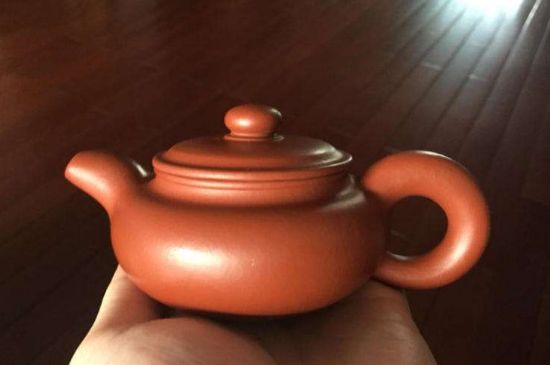 朱泥<a href=http://www.mrakjxw.com/chaju/zisha/ target=_blank class=infotextkey>紫砂壺如何開(kāi)壺</a>，朱泥壺日常泡茶養(yǎng)護(hù)
