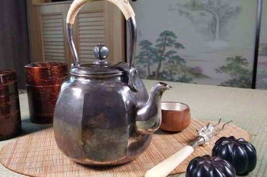 銀壺?zé)笏镉泻谏臇|西，為什么銀壺里有黑點(diǎn)