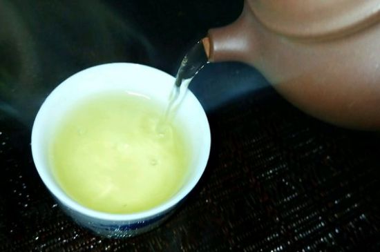 一天什么時(shí)候喝黑茶最好，喝黑茶一天最佳時(shí)間和季節(jié)