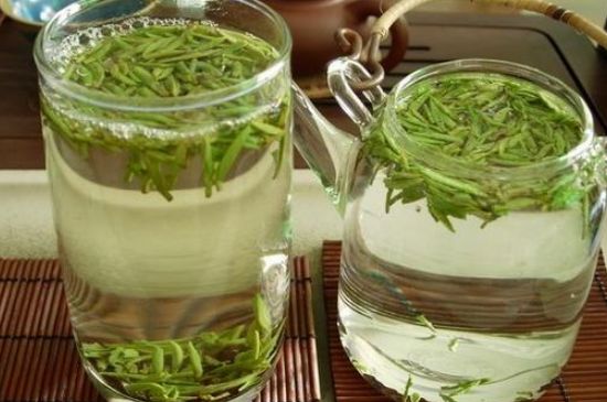 竹葉青和雀舌哪個貴，竹葉<a href=http://www.mrakjxw.com/fenlei/wulongcha/ target=_blank class=infotextkey>青茶</a>貴嗎？