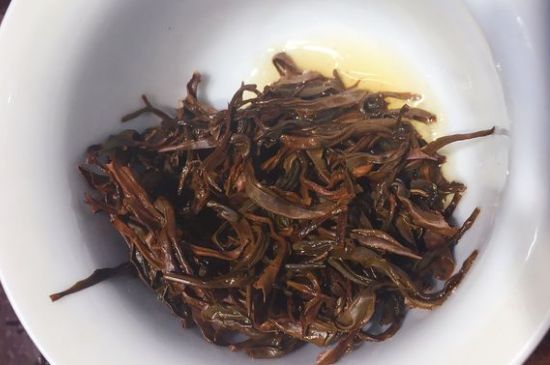 女人喝紅茶好還是喝普洱茶好，普洱茶和紅茶哪個適合女人喝