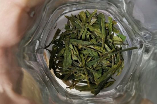龍井茶放二年了能喝嗎，過(guò)期龍井茶的妙用！