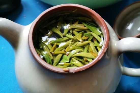龍井茶放二年了能喝嗎，過(guò)期龍井茶的妙用！