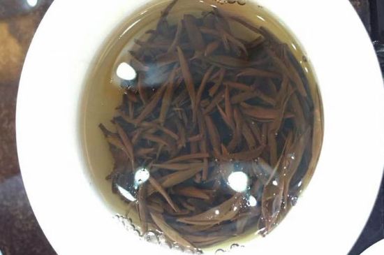 女人喝金駿眉的好處和壞處，女性喝金駿眉可減肥養(yǎng)顏