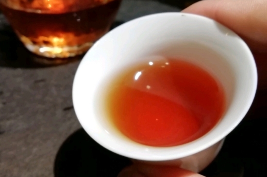 長(zhǎng)期喝巖茶會(huì)上火嗎？巖茶這樣喝了容易上火！