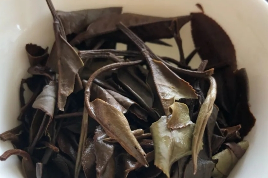 老白茶上火還是去火？夏季喝煮的老白茶會容易上火！