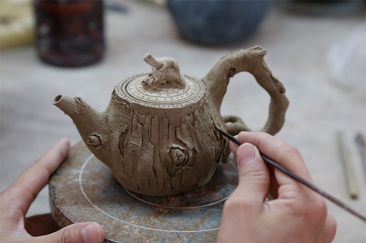 仿木外皮紫砂壺，創(chuàng)意木樁手工雕刻紫砂壺