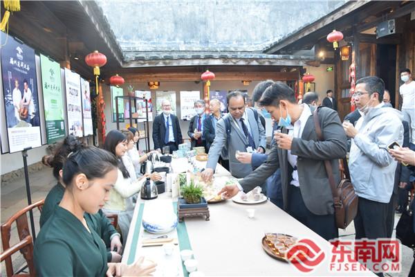 外國駐華使節(jié)在福州三坊七巷衣錦坊歐陽花廳品茶現(xiàn)場